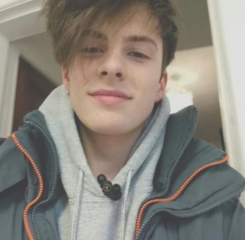 whereyoucum: Okay, so this is my friend Chris. He’s 17 and straight. I told him I’ve got