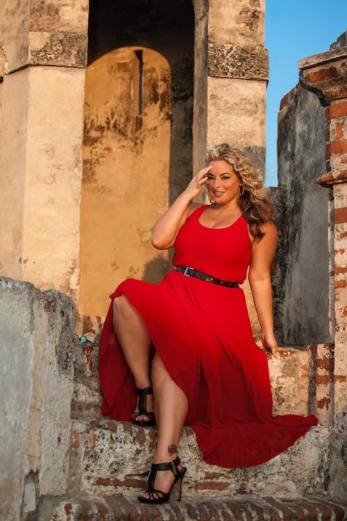 myandrewtw: eslamy: Laura Lee in red :)she is woww OMG Beautiful