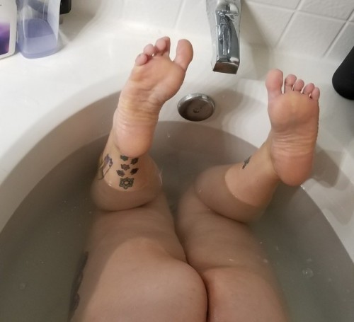 az-swingercouple: Clean tootsies