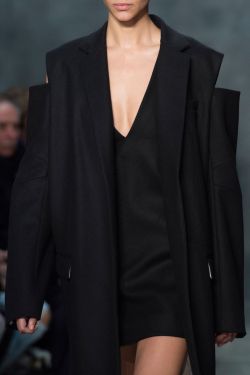 improbabilefashonista:Vera Wang Fall 2015