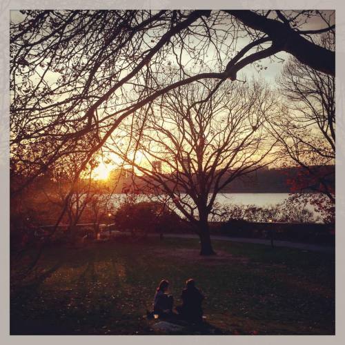 heights sunset #washingtonheights #inwood #fttryon #nyc #manhattan #newyork #park #citylife #nysunse