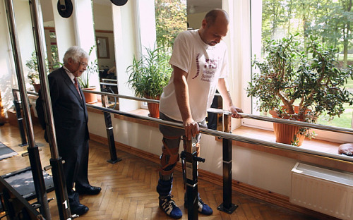  A paralysed man has been able to walk again after a pioneering therapy that involved transplanting cells from his nasal cavity into his spinal cord. Darek Fidyka, 40, from Poland, was paralysed after being stabbed repeatedly in the back in the 2010 attac