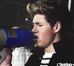 cashtonhugs:  Niall- behind the scenes of KISS YOU. 