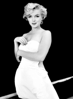 perfectlymarilynmonroe:  Marilyn photographed by Milton Greene in 1954.