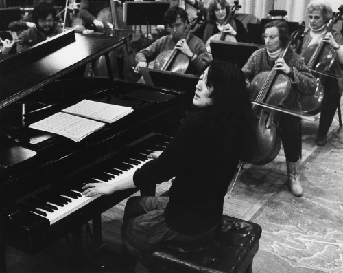 clavierissimo:Mitsuko Uchida directing the English Chamber Orchestra in 1986.