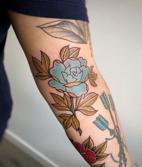allthepiercingsandbodymods:Flower tattoos by Laurenharpr on Instagram.