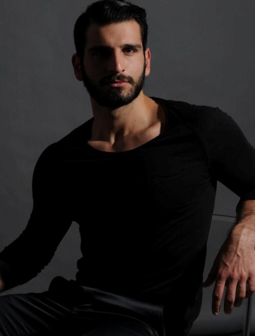 todohombres:  Mixalis Kampourakis Este hombre me tiene enamorado! Está buenísimo! 