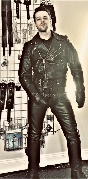 leathergearguy: Real hotty !!