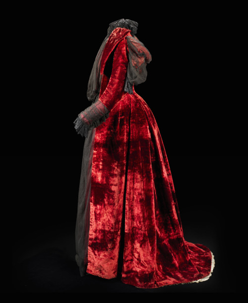 fripperiesandfobs:Tea gown ca. 1891-93From the exhibition “A Century of Style: Costume and Colour 18