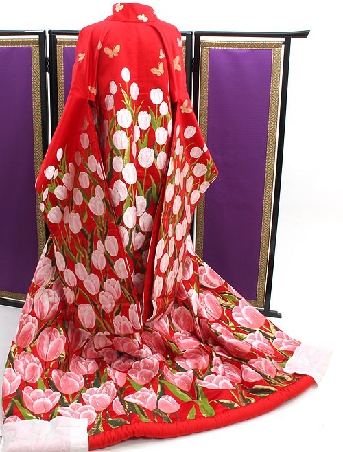 letslovekimono:Tulips designs must be in right now. I’ve seen a lot of uchikake with tulip motifs.So