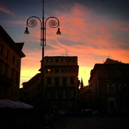 Sunset in piazza Santa Croce #sunset #santacroce #florence #firenze #soletramonta (at Florence, Ital