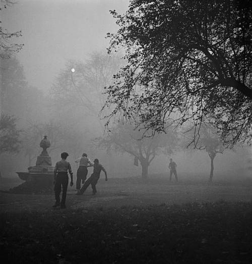 Undr:  Ernst Haas. Central London Park. 1950S