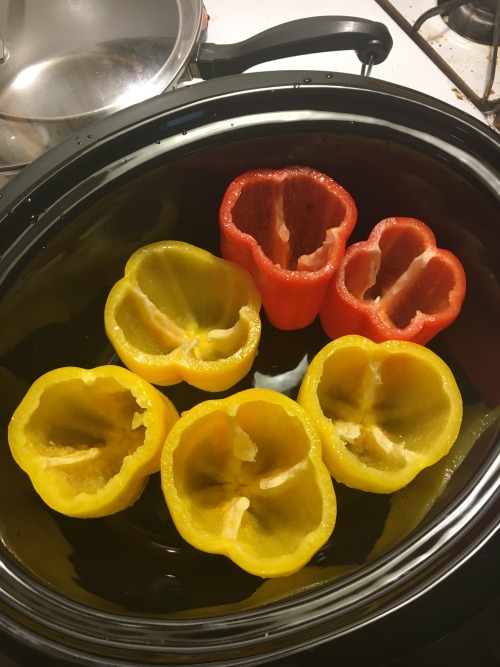 aidanoms: Quinoa & Bean Crockpot Stuffed Peppers [original recipe here]Ingredients:7 bell pepper