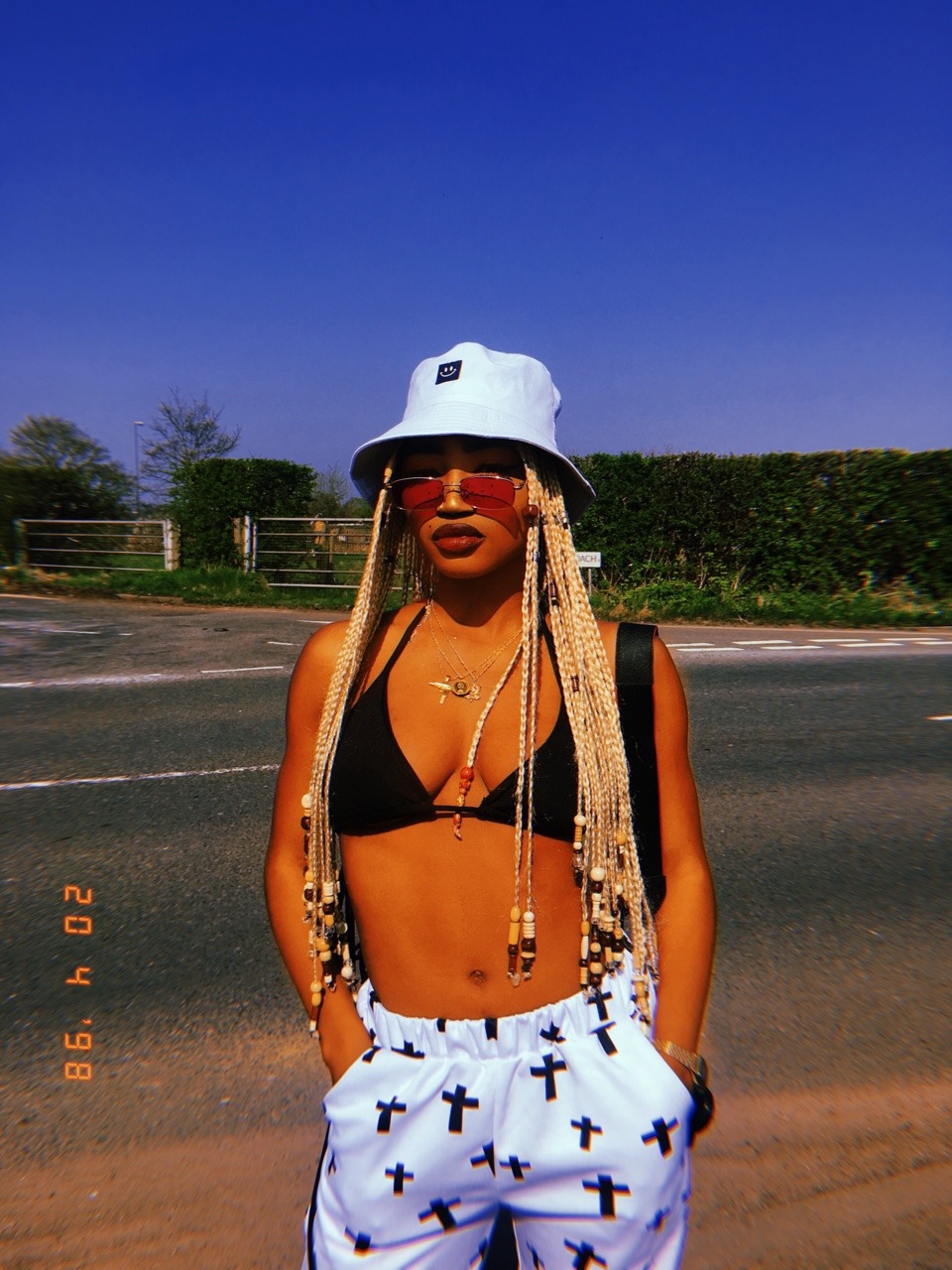 claireitis:  Girls just wanna have sun 🌞🦋💖✨🌹