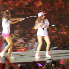 panda-yul:   ✩ yulti’s waterfight (cr. wing) (favorite yuri fancam for anonymous)  
