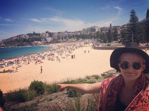 Who’s this, then? #sydney #coogee #beach #busy #blue #happybirthdayelly (at Coogee Beach, Coog