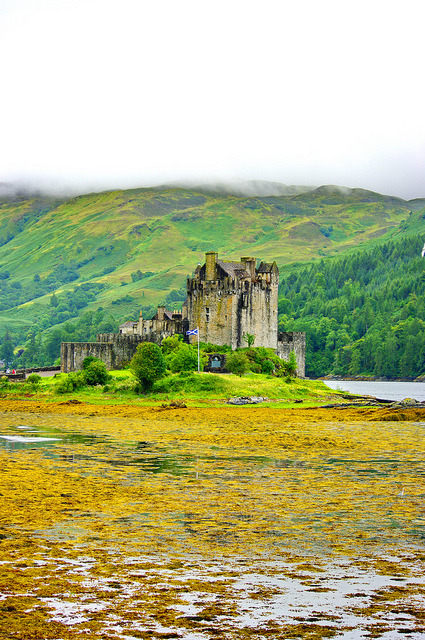 Eilean Donan Castle on Loch Duich, Scotland (by paspog).