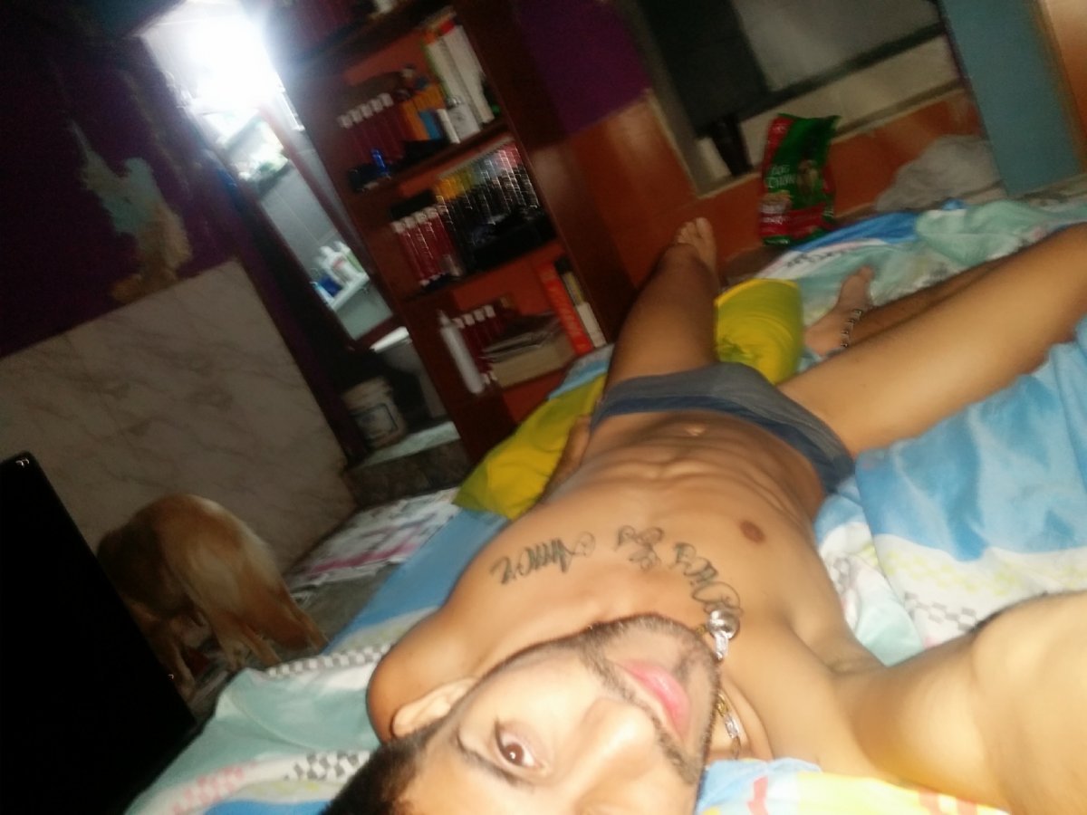 hugoaf:  guevosvenezuela:  otras del daived   OVER 31.000 FOLLOWERS (Obrigado, Thank