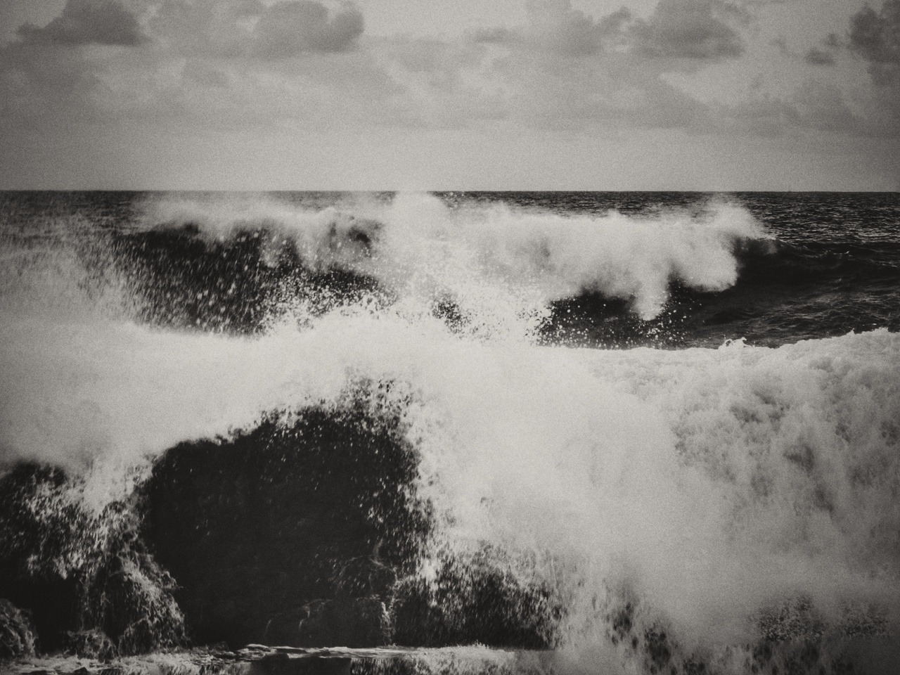 victormalonso:  victormalonso:   el mar es una mujer [poema de amor] | © víctor