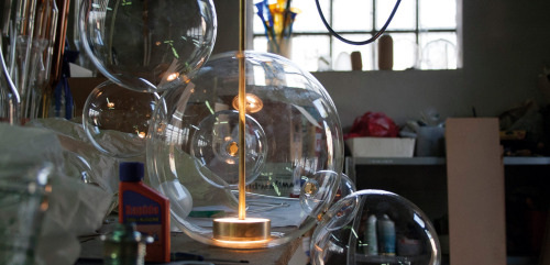 La lámpara Bolle fue diseñada por el equipo anglo-italiano Giopato y Coombes. Está inspirada en la l