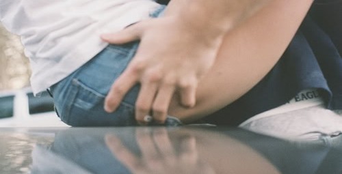 i-saw-colors-in-your-eyes:  Siento un fuego en la piel cada que me tocas, tus caricias arden y tu mirada provoca.Podría pasarme la vida rozando tu suave piel, mirando tus ojos, deseando besar tus labios.