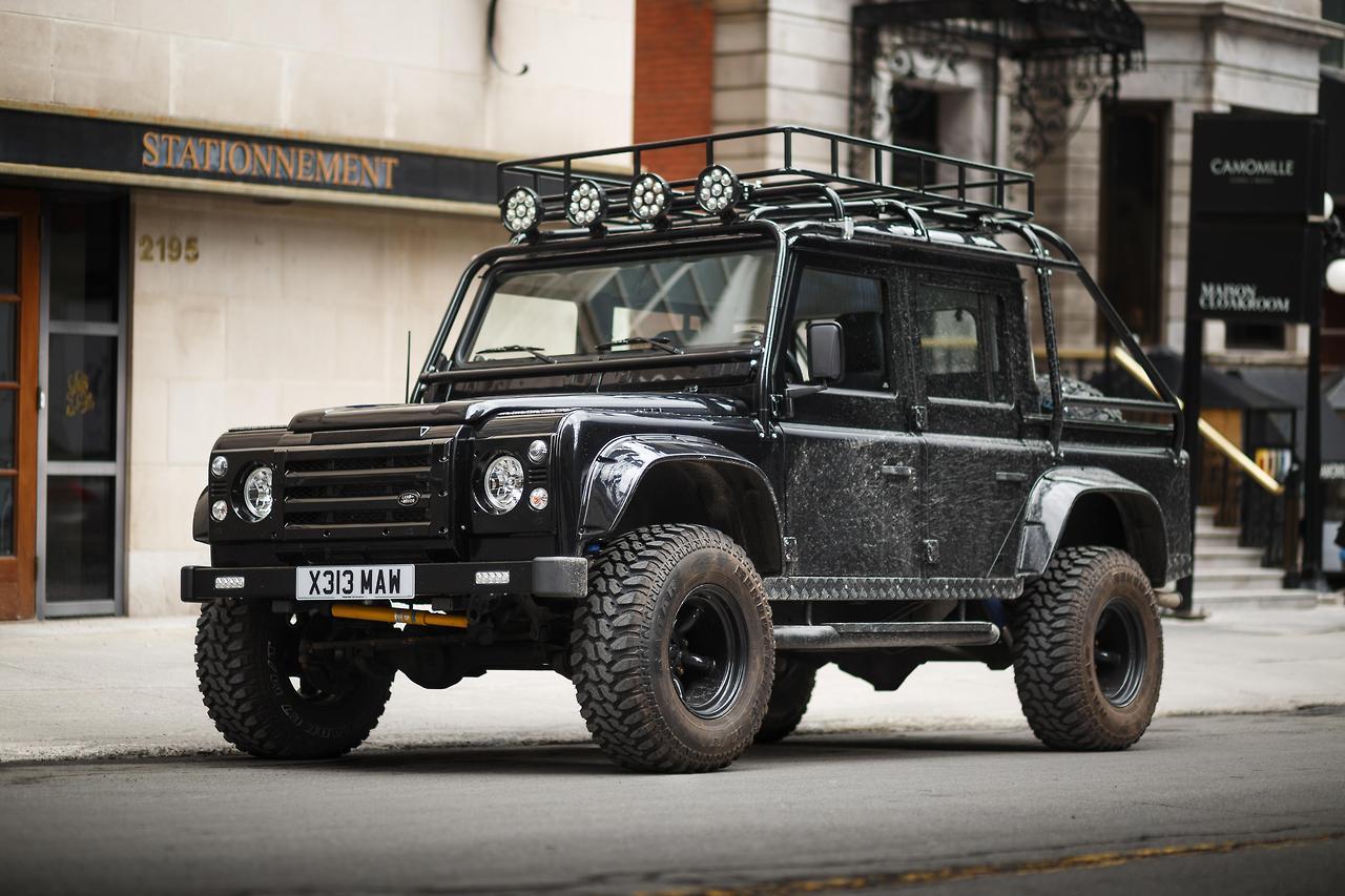 derautofan:  Badass Land Rover Defender in Montreal yesterday [OC] [5358 x 3572]