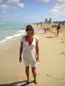 hotwifeshowoff:  sunning at Miami beach