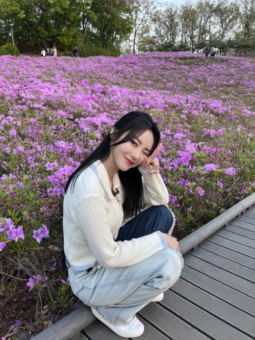 12loona:[] 220506 | JinSoul’s Fab update - JinSoul At the butterfly gardenPretending to enjoy relaxi