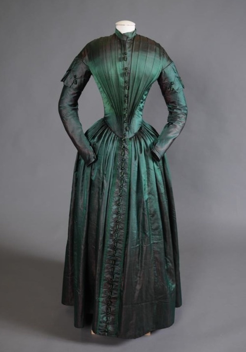 1840s silk dresses, with focus on fan pleated bodices and shot silk Blue/golden shot silk day dress,