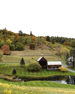 oldfarmhouse:  “Rolling hills and charming farms, so nice to get out of the city once in a while for the countryside #vermont” #thatrottongirl