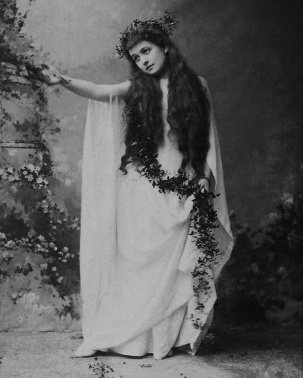 🔸 Actress Mabel Amber (as Ophelia) in the stage production of Hamlet, by Sarony and Co, circa 1880s: The Billy Rose 