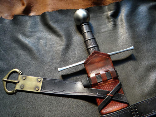  Presenting my latest scabbard commission for the Albion Tritonia sword. Colored with a black harnes