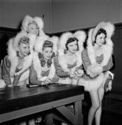 indypendent-thinking:  Rockettes Backstage, Radio City Music Hall, NYC, 1940s (via) 