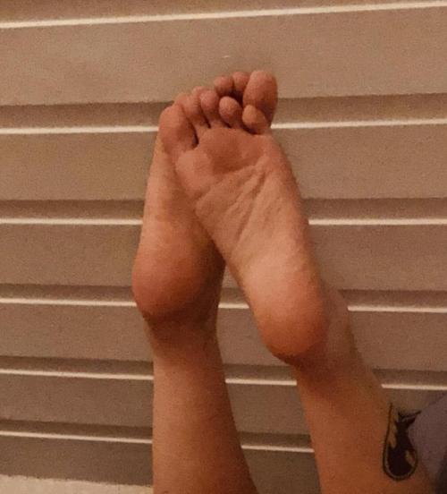 sexy-feet-soles:  Really can’t wait for summer so I can spend more time like this!!