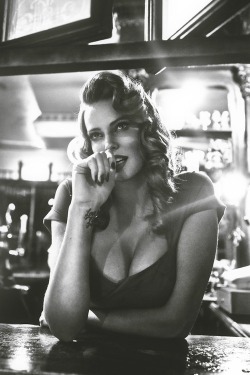 beyond-the-curve:  Robyn Lawley