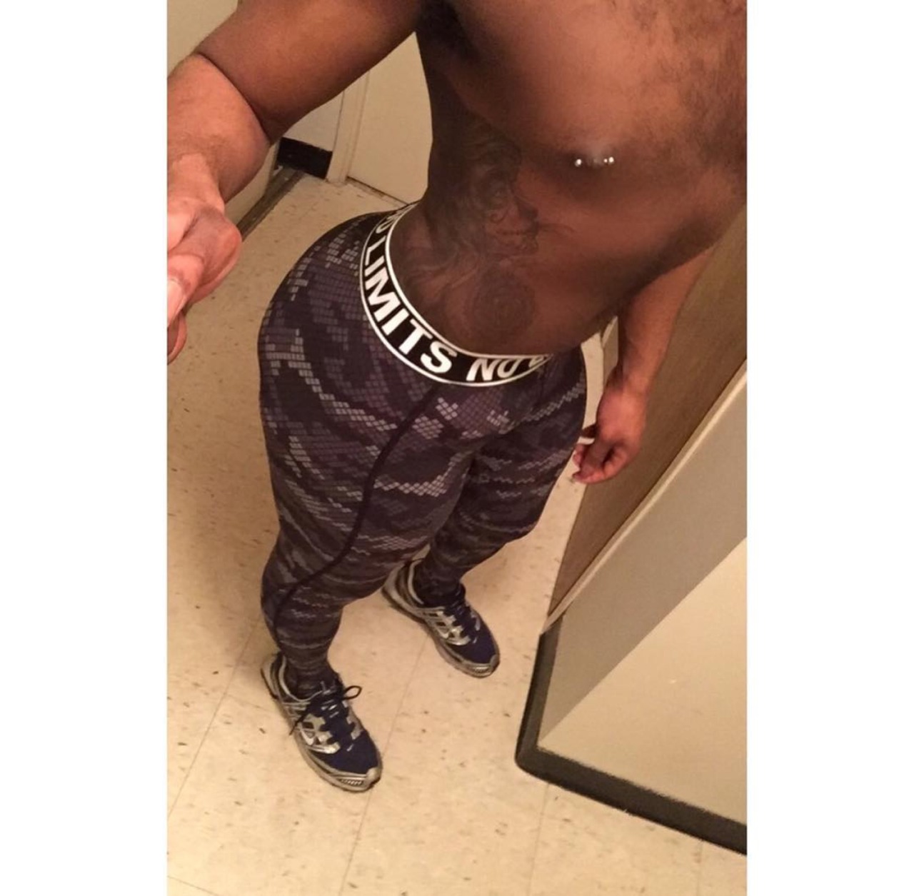 iloveazz89:  iloveazz89.tumblr.com   To submit ass pics send them to KIK : topjerzee.