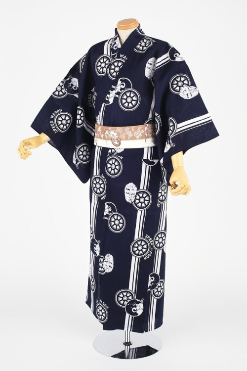 highdio:Jojo-print yukata at Osaka’s Ripples of Adventure exhibit gift shop (that’s Josuke and Okuya