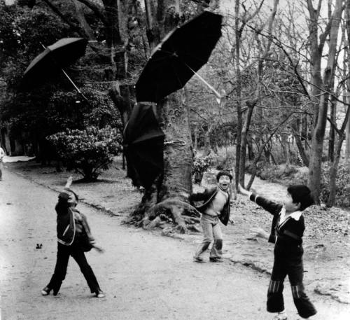 circus-sonata:by Fusayoshi Kai / 甲斐扶佐義Throwing unbrellas / 傘投げ遊び (1978)