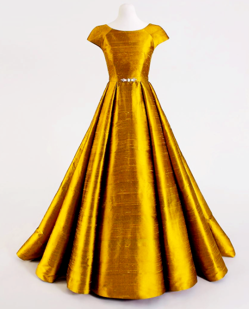 LINDA FRIESEN ‘The Queen Of The Sun’ dress if you want to support this blog consider don