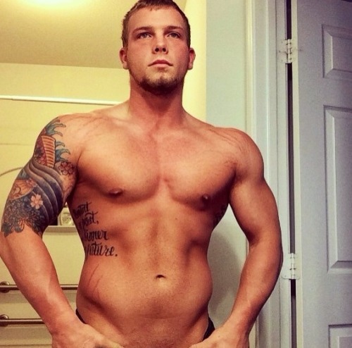 my-uncut-cock-caught-candid:  sjcollegeboi:  well, yes please! texasfratboy:  totally hot muscle stud with adorable smile!  and love those blue eyes!    I think I am in love!