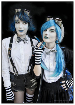 sinaloan:  walter girls at steampunk world’s fair, photographed by leslie granda-hill. left: horroria | right: sinaloan