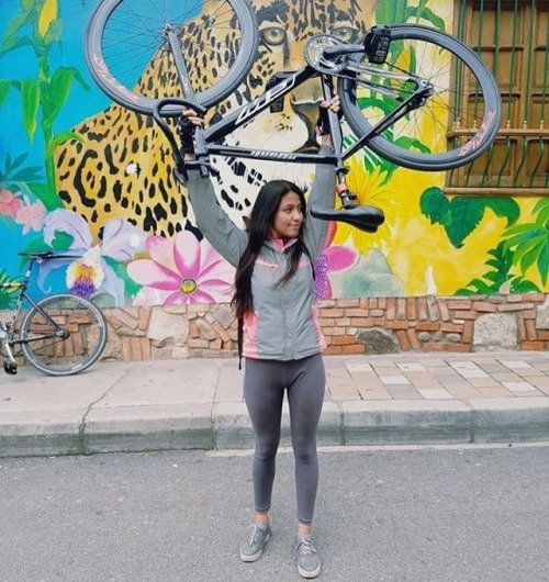fixiegirls:@malejacuenca23 #fixiegirl #fixedgear #piñonfijo