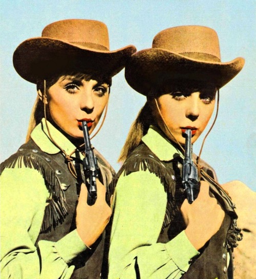 Pili y Mili (Pilar & Emilia Bayona) from Dos pistolas gemelas (1966)
