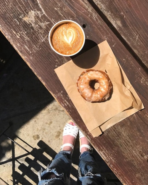 The things I’d do to have this lemon & thyme donut again #thegingersnapeatsanddrinks #theg