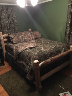 poweredbydiesel:  optimistic-cowgirl:country-boy51:Just made my new bed!  where is it?  I want my new bed to be like that but use fence post and barn boards