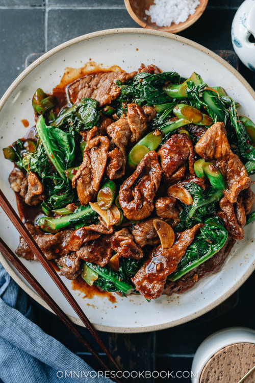 Beef and Chinese Broccoli (芥蓝牛肉)The silky tender beef is so juicy, smothered in a rich brown sauce w