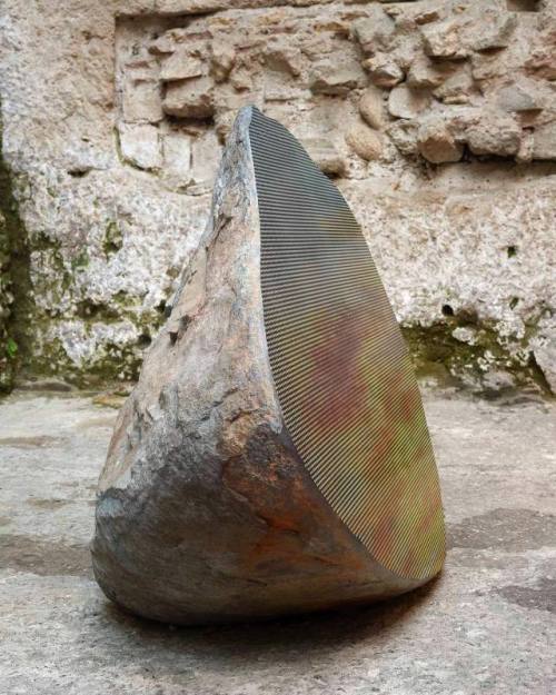 mimeticspace:Sarah Sze’s “Split Stone (7:34)”Opened like a geode, each half of the natural boulder r