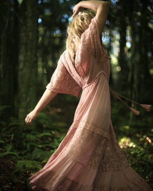 aurasabloom:Frolicking in the Forrest! Beautiful work thanks to @thescruffyphotographer