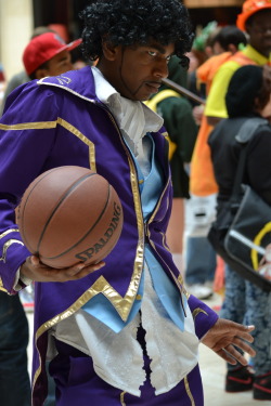 upsidexout:  krazykoolaid:  patchoulihou-knowledge:  Anime Weekend Atlanta - Dave Chappelle cosplay - Prince playing Basketball This shit was hilarious. The way he got the pose of extending the ball out to you down…..It was amazing. Do you want some