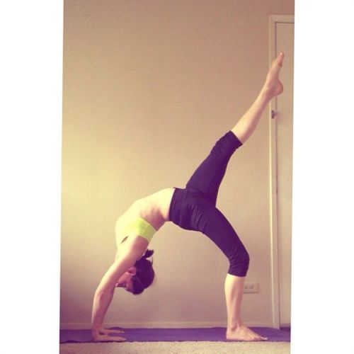 One legged wheel pose by @april.yogi #yogaposeweeklywk223 #yogachallenge #yogigirl #onelegwheelpose 